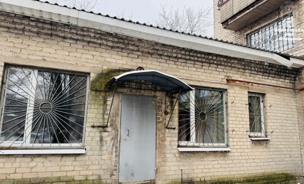У Покровській стоматологічній поліклініці відновлюють вікна після ворожого обстрілу (фото)