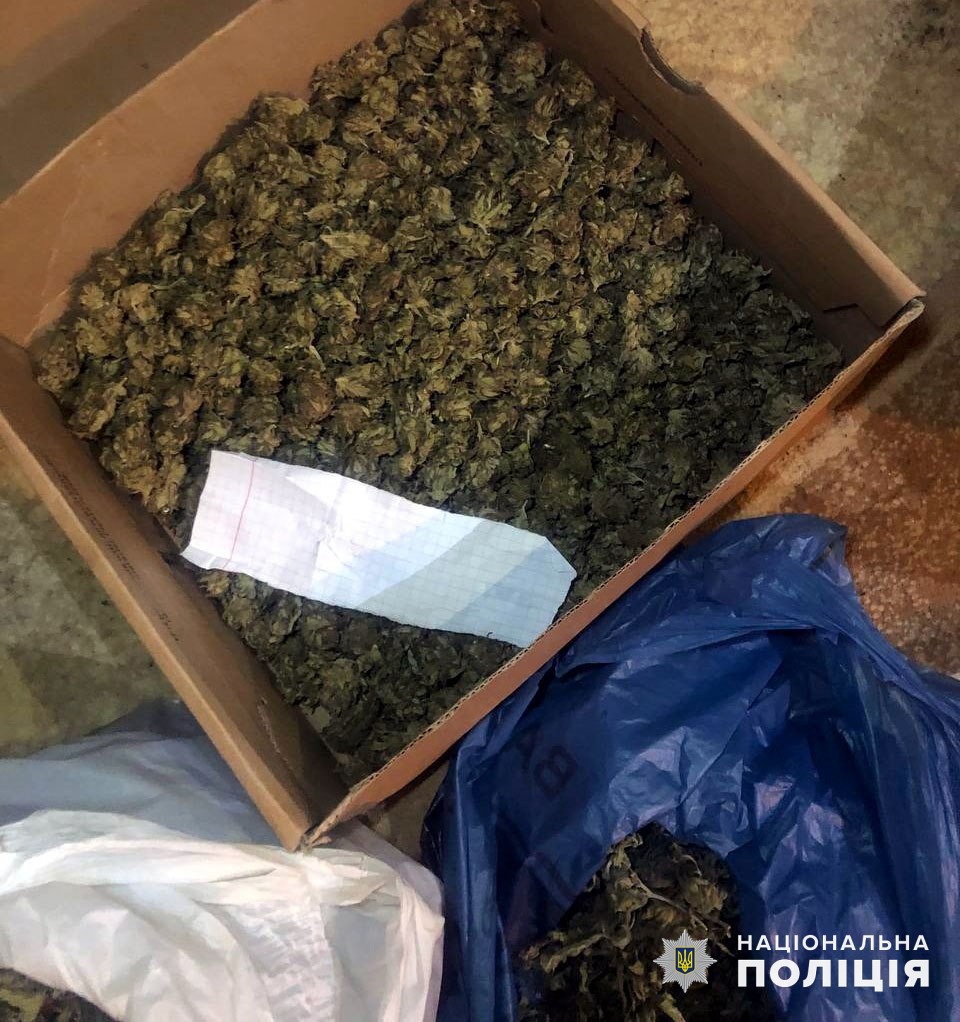 Поліція на Донеччині викрила групу збувачів наркотиків з щомісячним прибутком понад 300 тисяч гривень (фото)