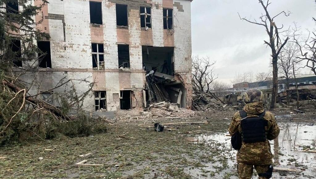Россияне ударили авиабомбами по шахтам Торецка: есть погибшие и раненые (фото)