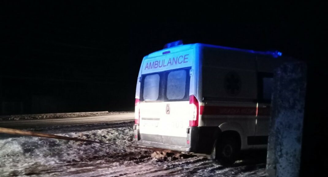 У Покровську рятувальники витягли автомобіль швидкої допомоги, який застряг на узбіччі