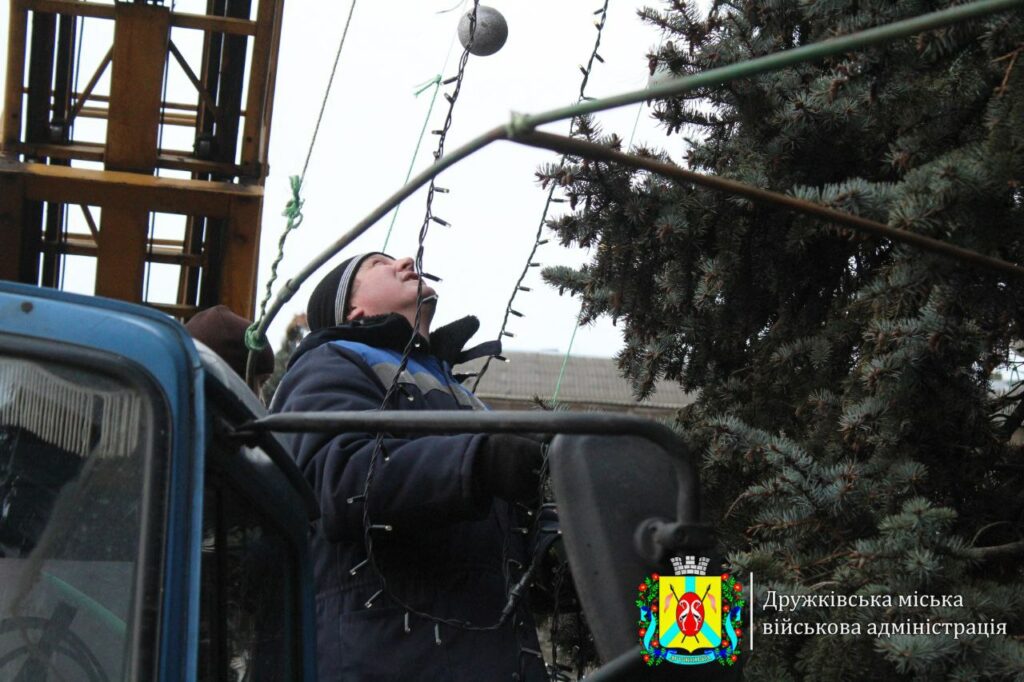В Дружківці прикрашають новорічну ялинку