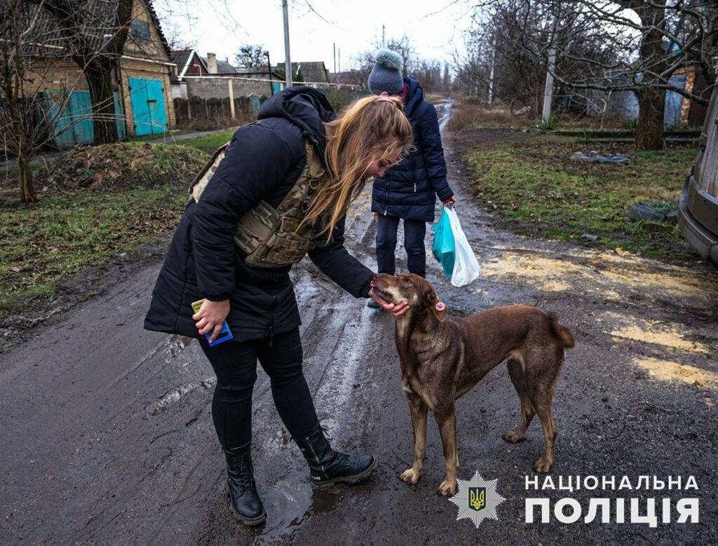 З Красногорівки поліція евакуювала мешканку, будинок якої вигорів вщент внаслідок влучання снарядів