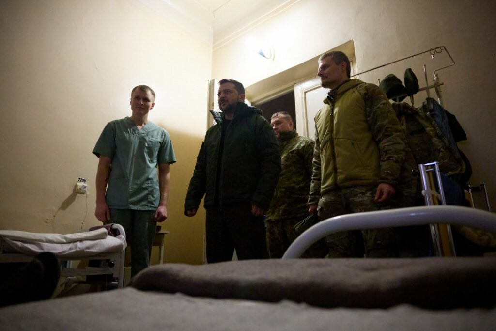Зеленський відвідав передову хірургічну групу для поранених бійців з Донеччини (фото)