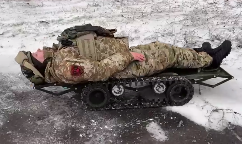 Прикордонники Краматорського загону показали, як використовувати електроноші для медевакуації