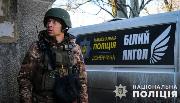 "Білі янголи" евакуювали з фронтової Красногорівки на Донеччині тяжкопораненого чоловіка