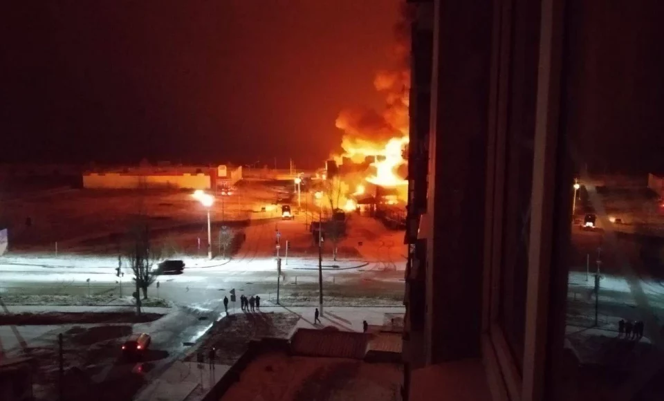 В оккупированной Горловке Донецкой области после прилета произошел пожар в торговом центре (видео)