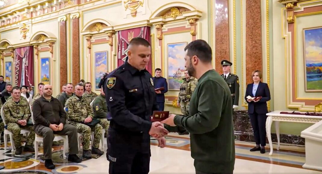 Зеленский и Залужный отметили работу полицейского "Білого янгола" из Авдеевки Геннадия Юдина