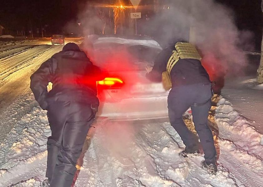 Поліцейські на Донеччині допомагають водіям вирватися зі сніжних заметів (фото)