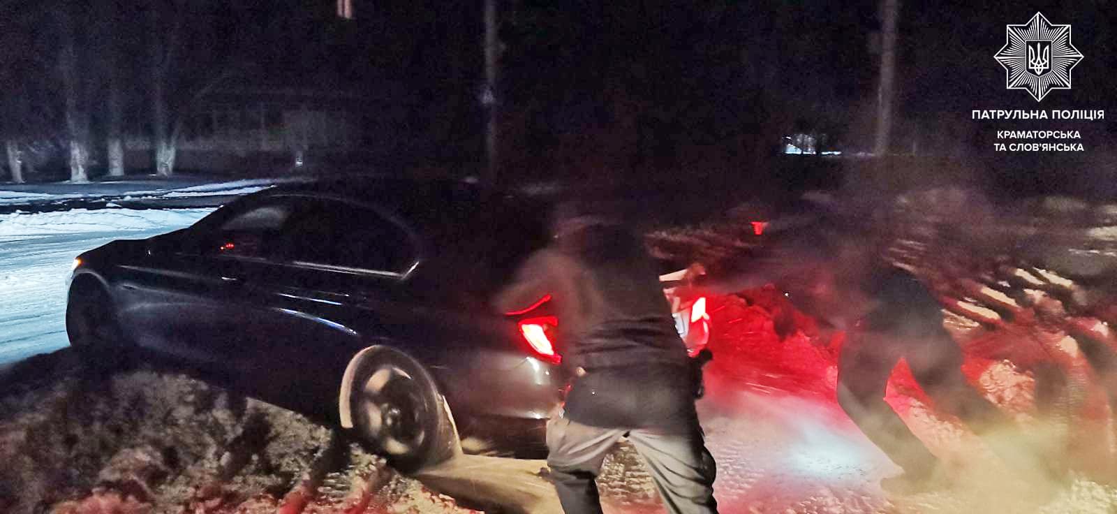 Поліцейські на Донеччині допомагають водіям вирватися зі сніжних заметів (фото)