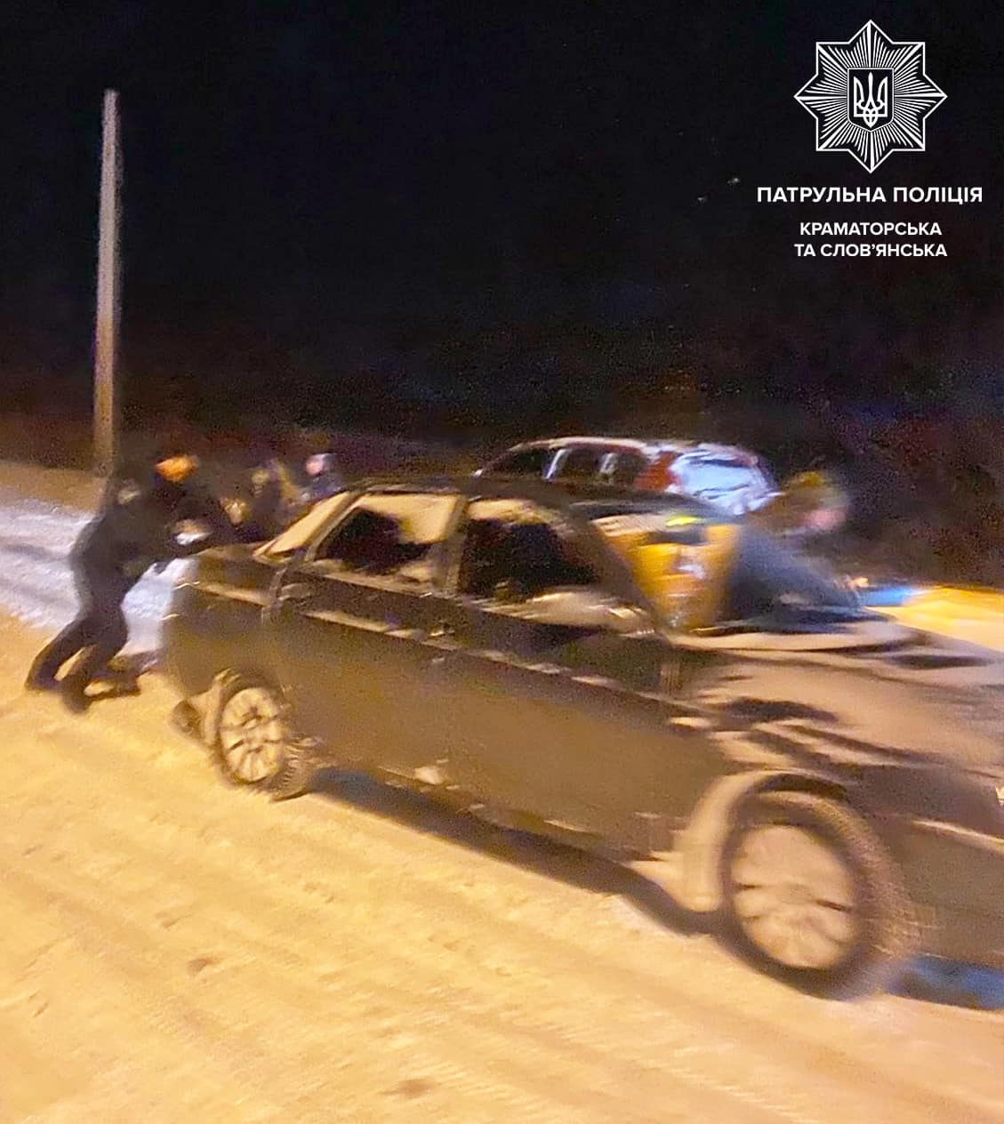 Поліцейські на Донеччині допомагають водіям вирватися зі сніжних заметів (фото)