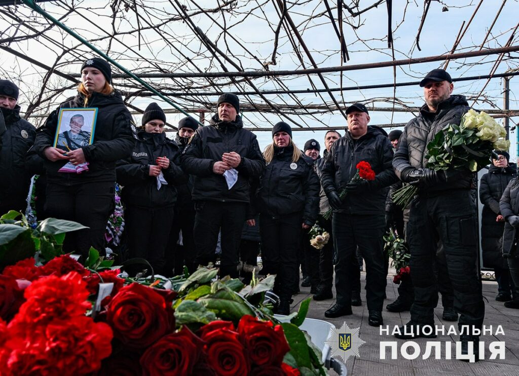 На Донеччині попрощалися з загиблими поліцейськими з Лимана і Краматорська (відео)