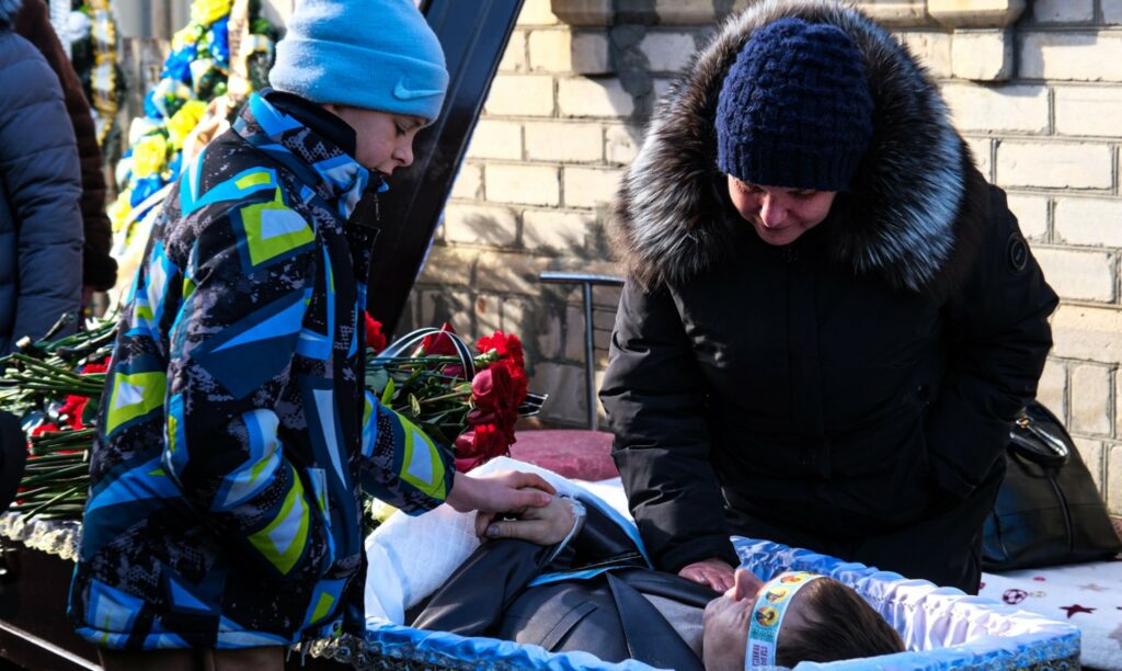 На Донеччині попрощалися з загиблими поліцейськими з Лимана і Краматорська (відео)
