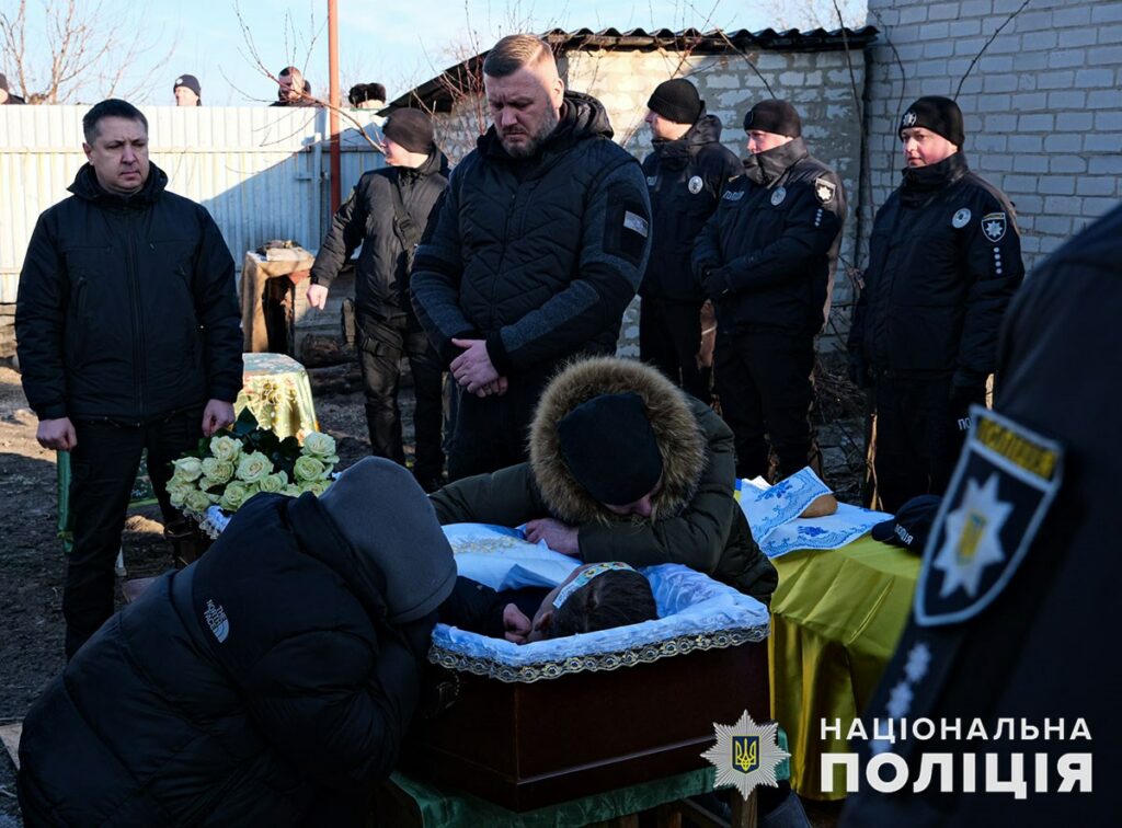 На Донеччині попрощалися з загиблими поліцейськими з Лимана і Краматорська (відео)