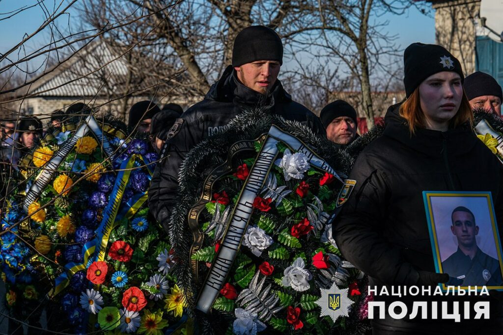 На Донеччині попрощалися з загиблими поліцейськими з Лимана і Краматорська (відео)