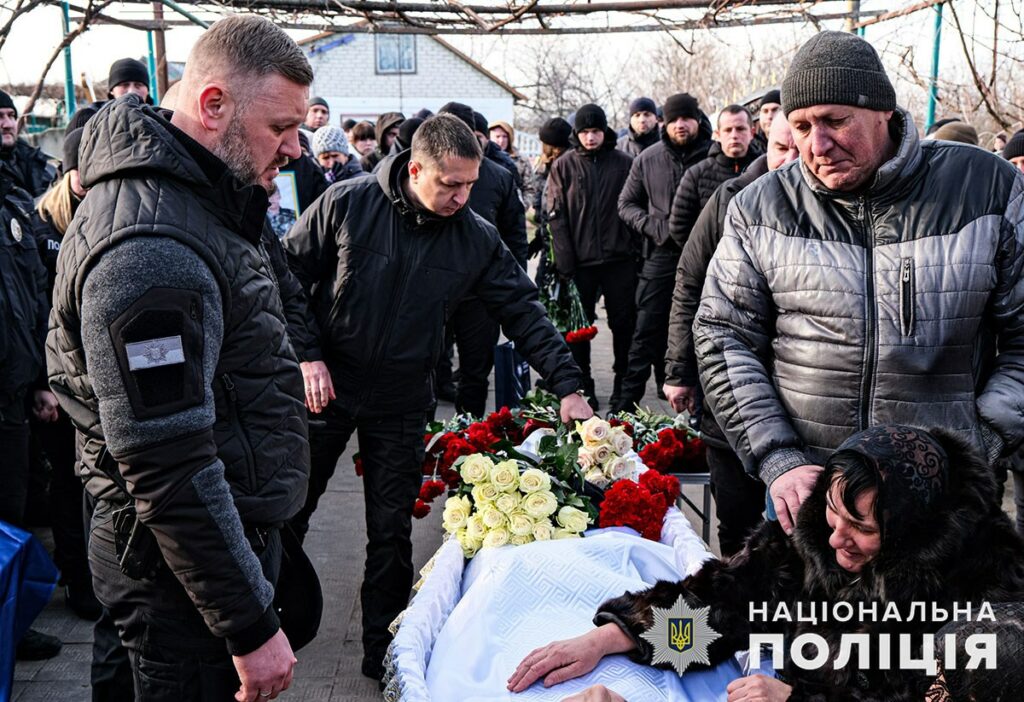 На Донеччині попрощалися з загиблими поліцейськими з Лимана і Краматорська (відео)