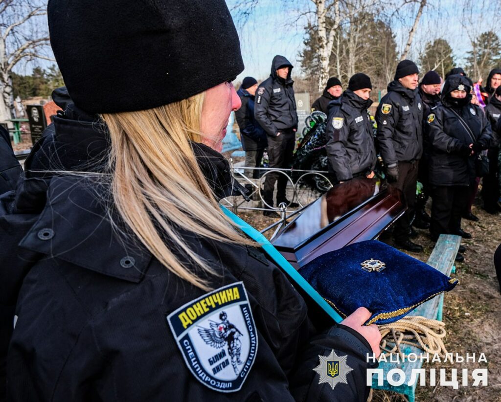 На Донеччині попрощалися з загиблими поліцейськими з Лимана і Краматорська (відео)