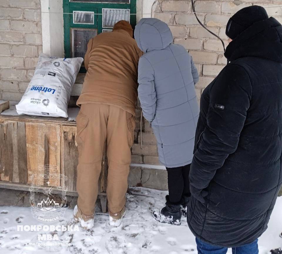 У селищі на Донеччині ледь не замерзла жінка у власному будинку