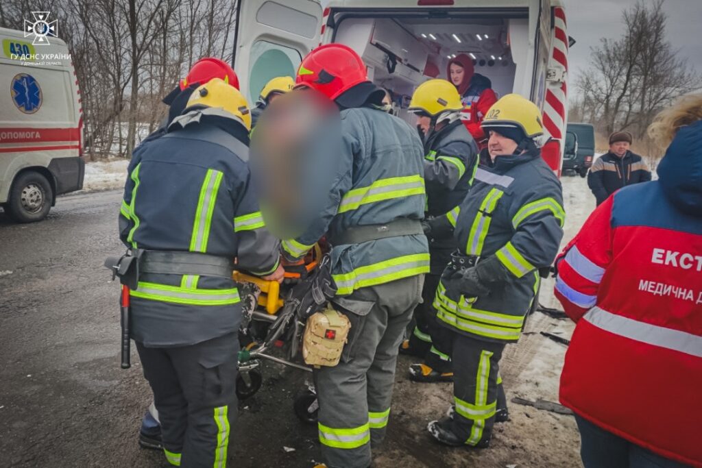 У Краматорському районі на місці ДТП рятувальники деблокували двох людей з понівечених автівок (фото)