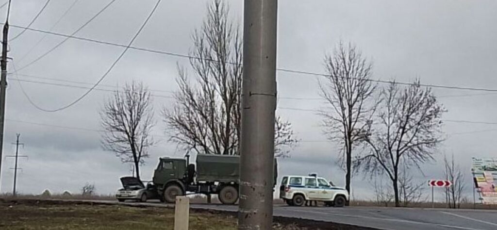 В окупованому Маріуполі військовий автомобіль розчавив цивільну автівку (фото)