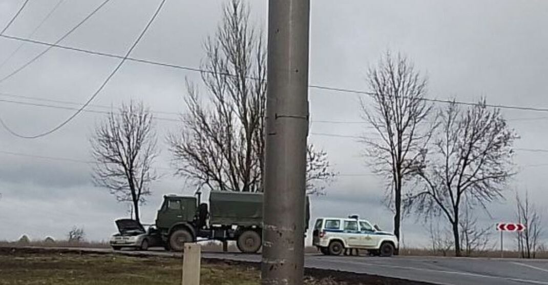 В оккупированном Мариуполе военный автомобиль раздавил гражданскую машину (фото)
