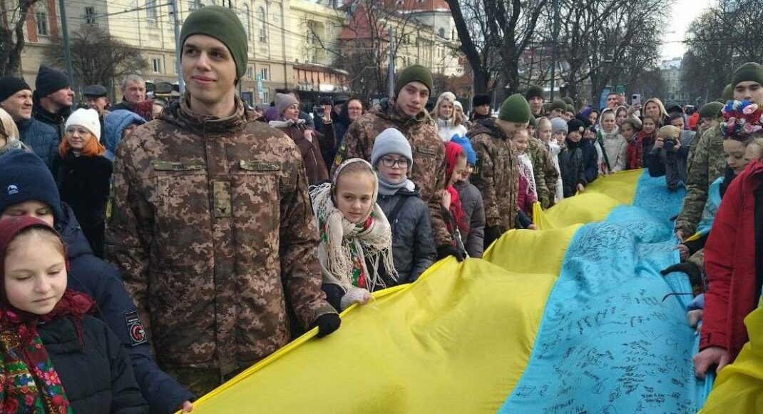 Мариупольцы развернули самый большой флаг Украины во Львове (фото)