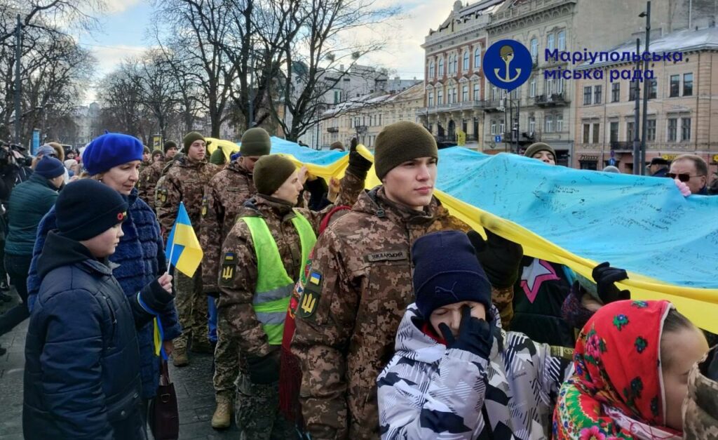 Маріупольці розгорнули найбільший прапор України у Львові (фото)