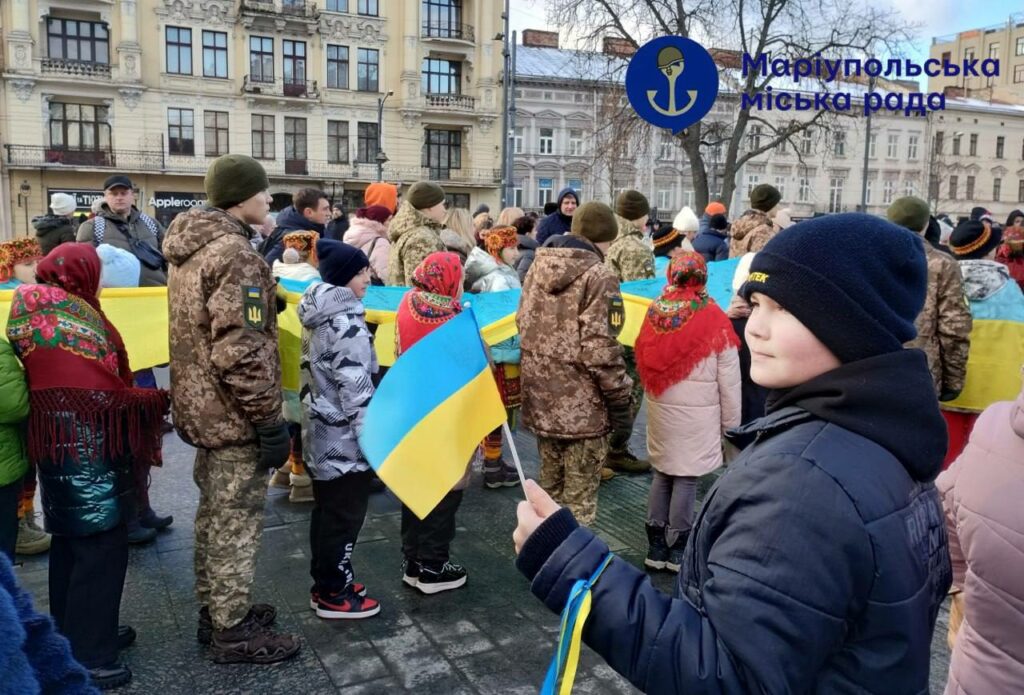 Маріупольці розгорнули найбільший прапор України у Львові (фото)