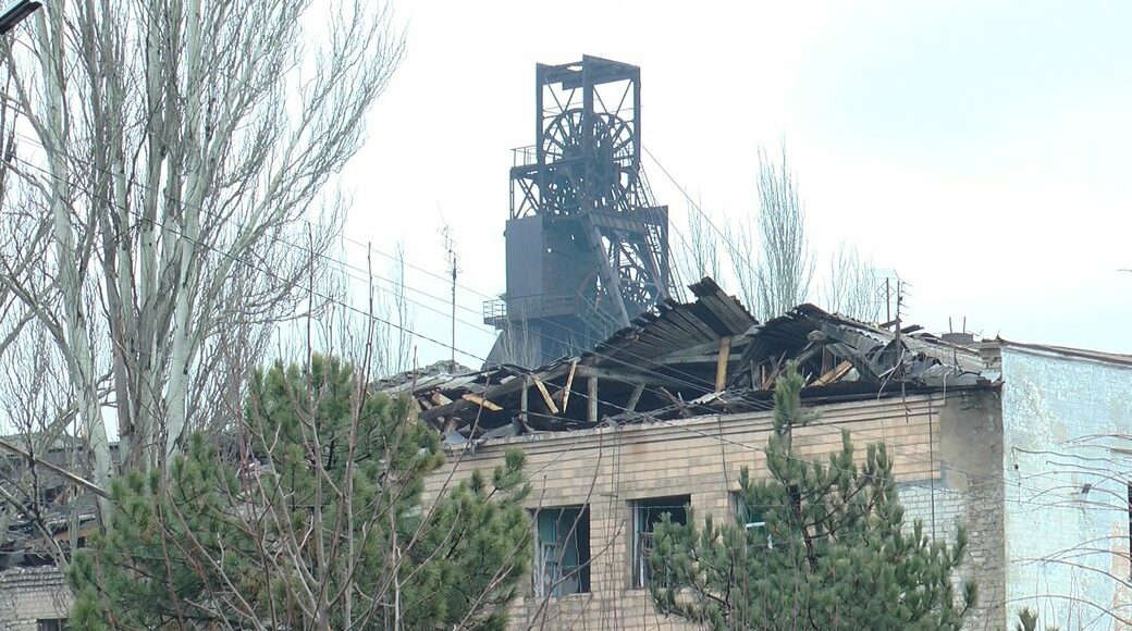 Горняков из шахты в Мирнограде подняли на поверхность