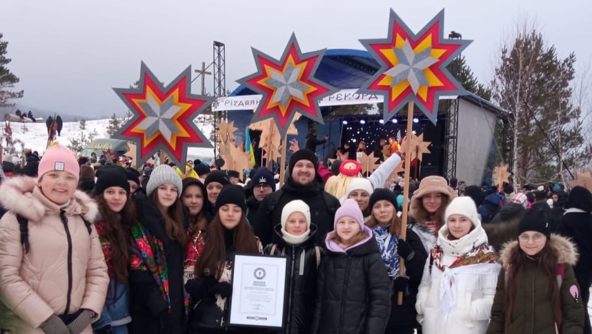 "Там во Бахмуте": на Львовщине установили рекорд Украины по самому массовому исполнению колядки