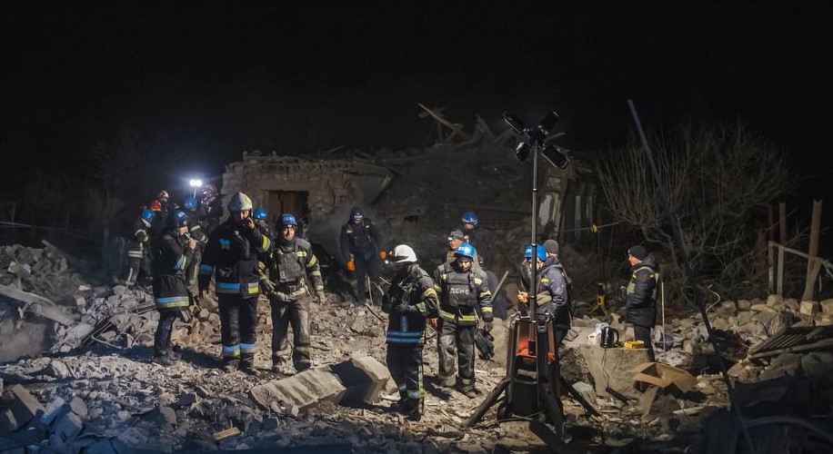 У Покровську з-під завалів вилучили тіло жінки, ще одну людину врятували