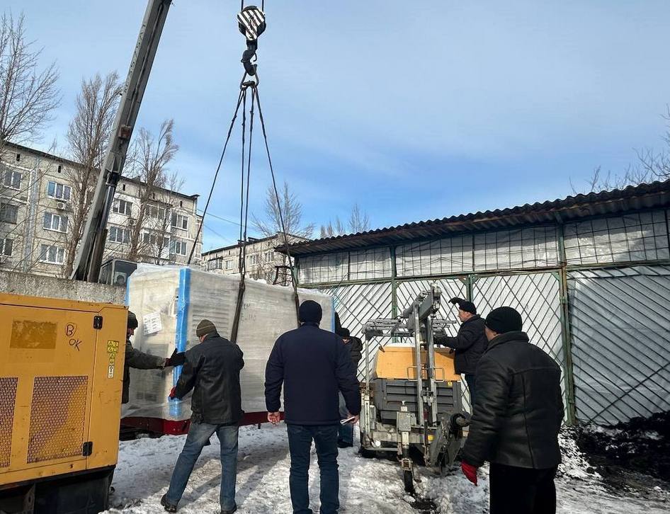 Покровськ отримав потужний генератор для безперебійної роботи тепломережі