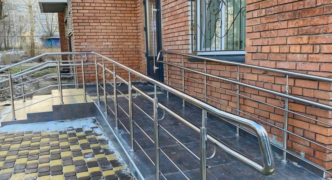 В больницах Покровска улучшают безбарьерность для пациентов с инвалидностью