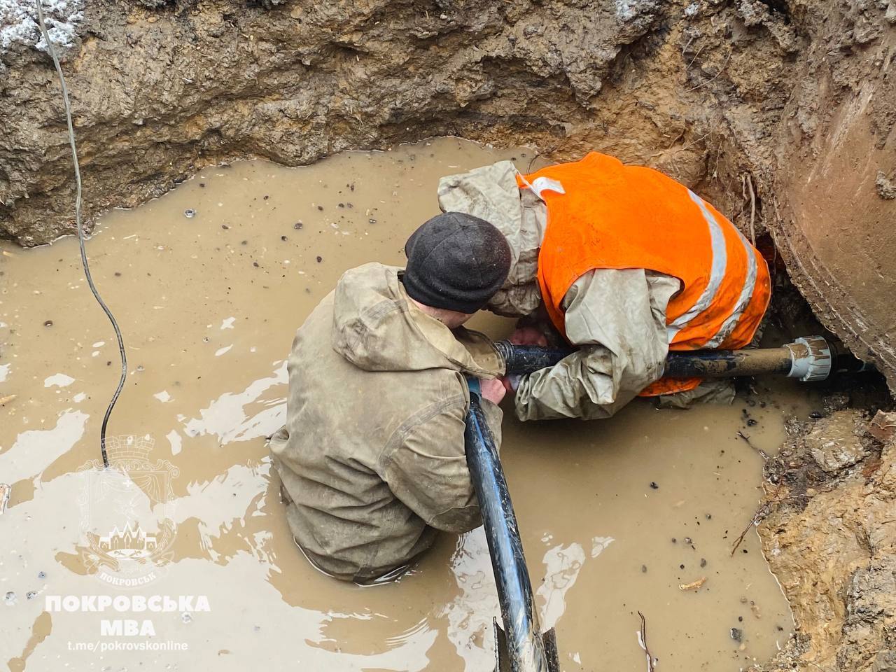 Вже другу добу комунальники ліквідовують аварійну ситуацію у Родинському