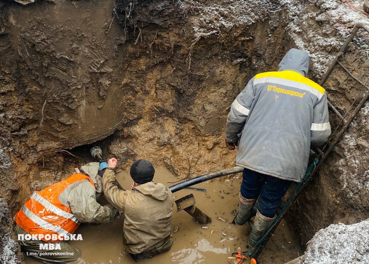 Вже другу добу комунальники ліквідовують аварійну ситуацію у Родинському