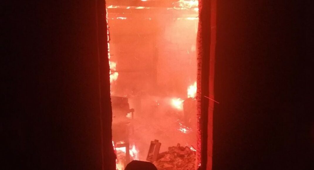 В Краматорске на пожаре чрезвычайники спасли мужчину на пожаре