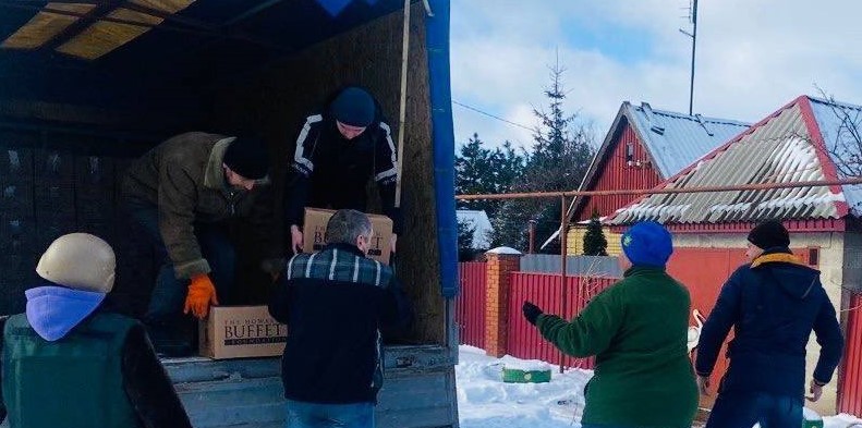 У Покровську благодійники розвезли продуктові набори для постраждалих внаслідок російських обстрілів