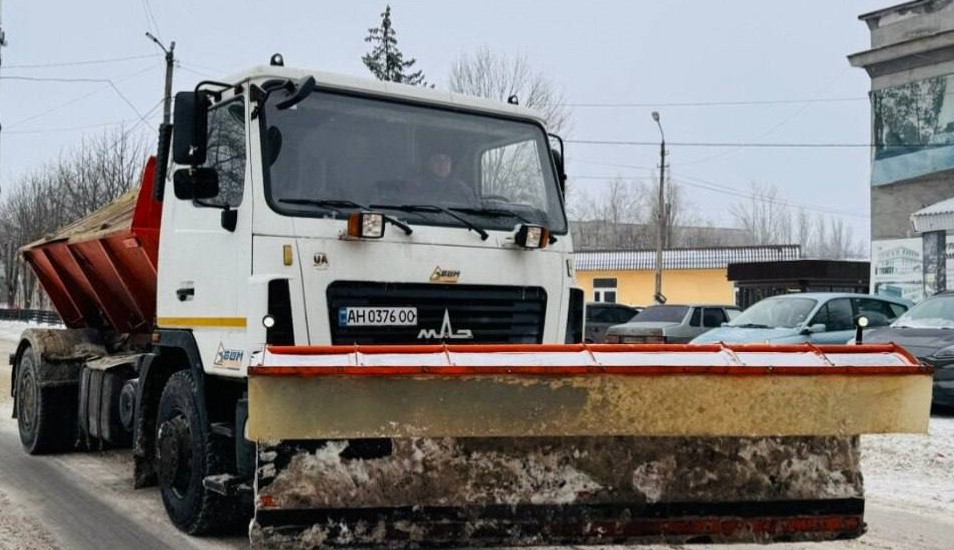 Коммунальщики работают без выходных: в Покровске за минувшие сутки расчистили более 320 км дорог