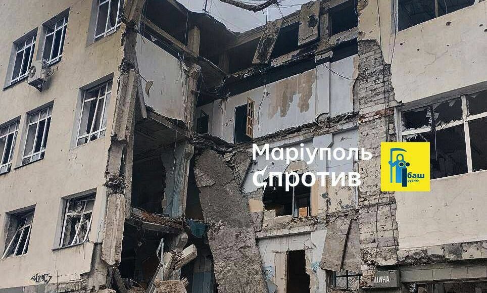У зруйнованому Будинку звʼязку, що в окупованому Маріуполі, сталася пожежа