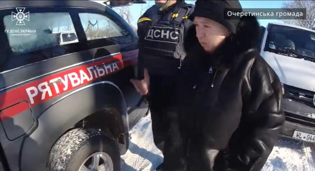 Рятувальники евакуювали з Авдіївки чоловіка з жінкою та їхню кішку (відео)