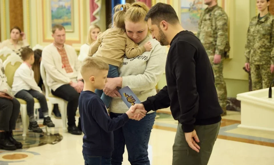Родині загиблого воїна, яка переїхала з Луганщини на Волинь, вручили ключі від квартири