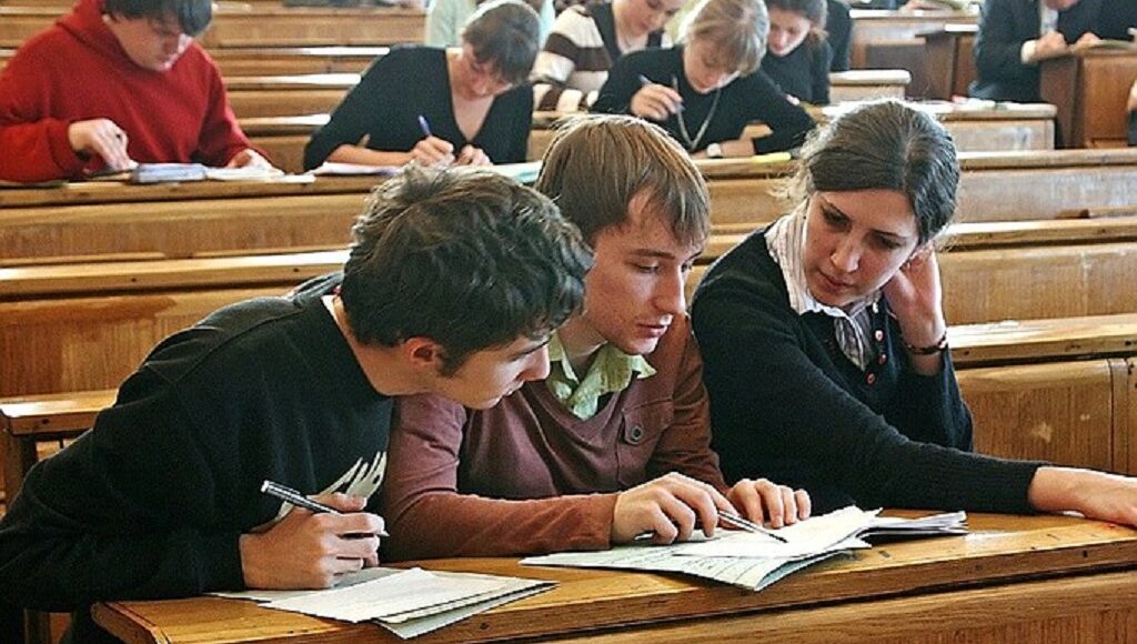 Россияне на ВОТ ко "дню студента" проводят пропагандистские лекции среди студентов