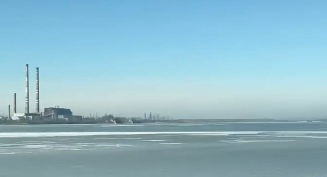 У мережі показали замерзле водосховище Курахівської ТЕС: це сталося вперше