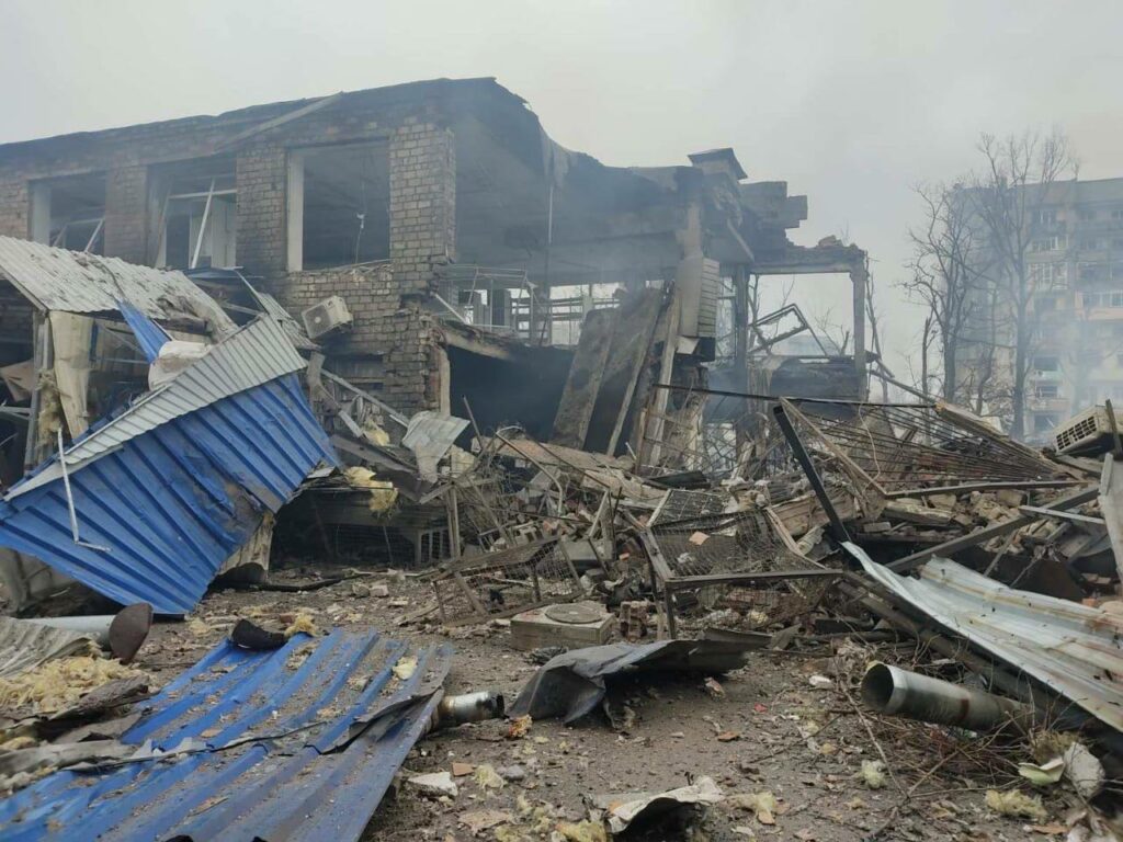 Війська рф обстріляли Пункт незламності та сховище в АТБ в Авдіївці