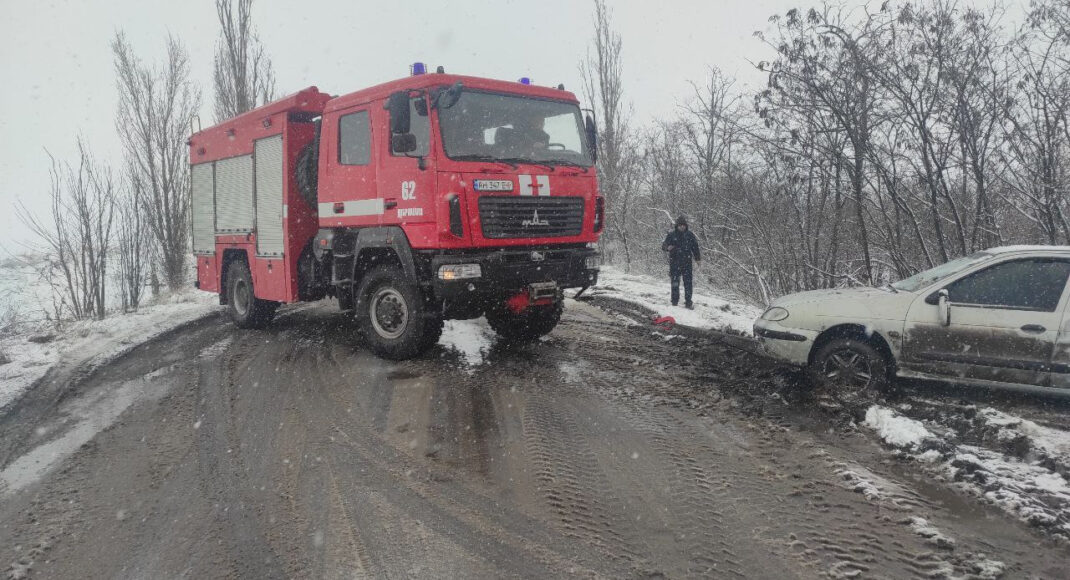 В Доброполье водитель не справился с управлением и съехал в кювет (фото)