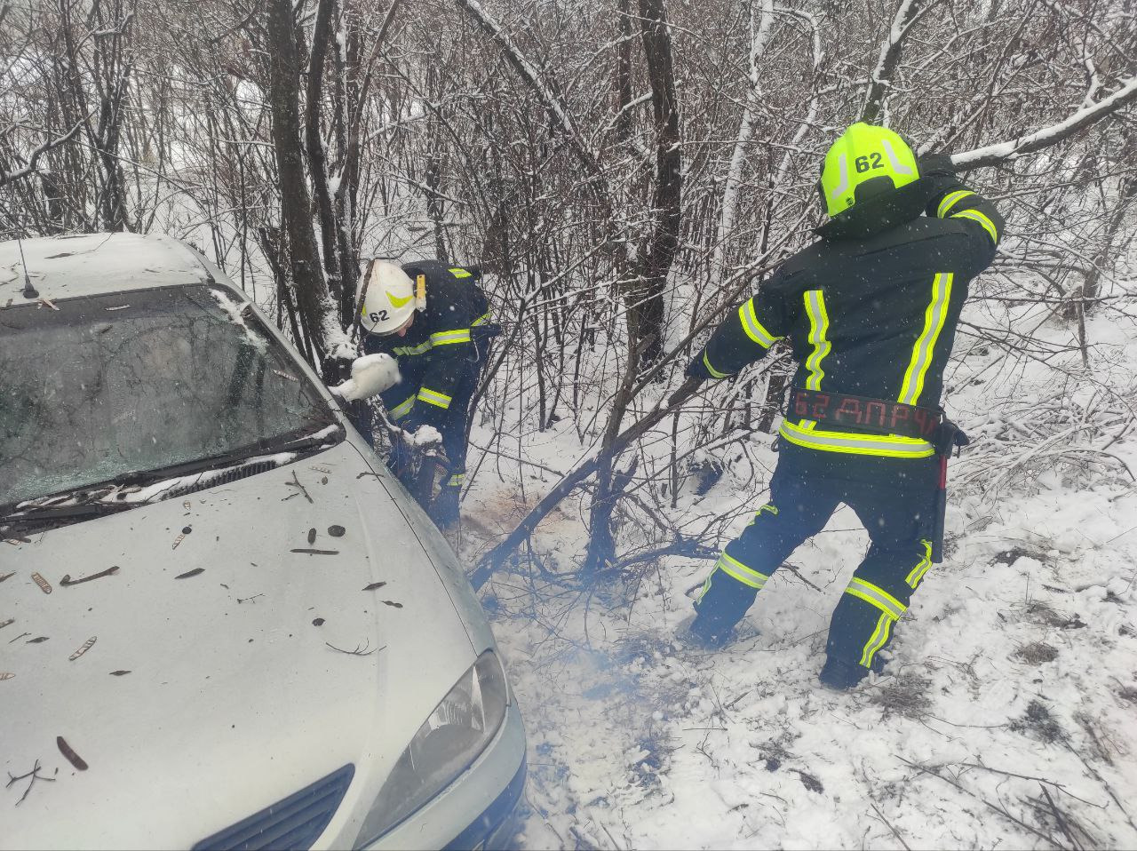 У Добропіллі водій не впорався з керуванням та з’їхав у кювет (фото)