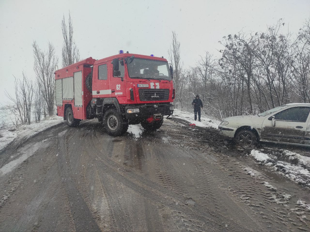 У Добропіллі водій не впорався з керуванням та з’їхав у кювет (фото)