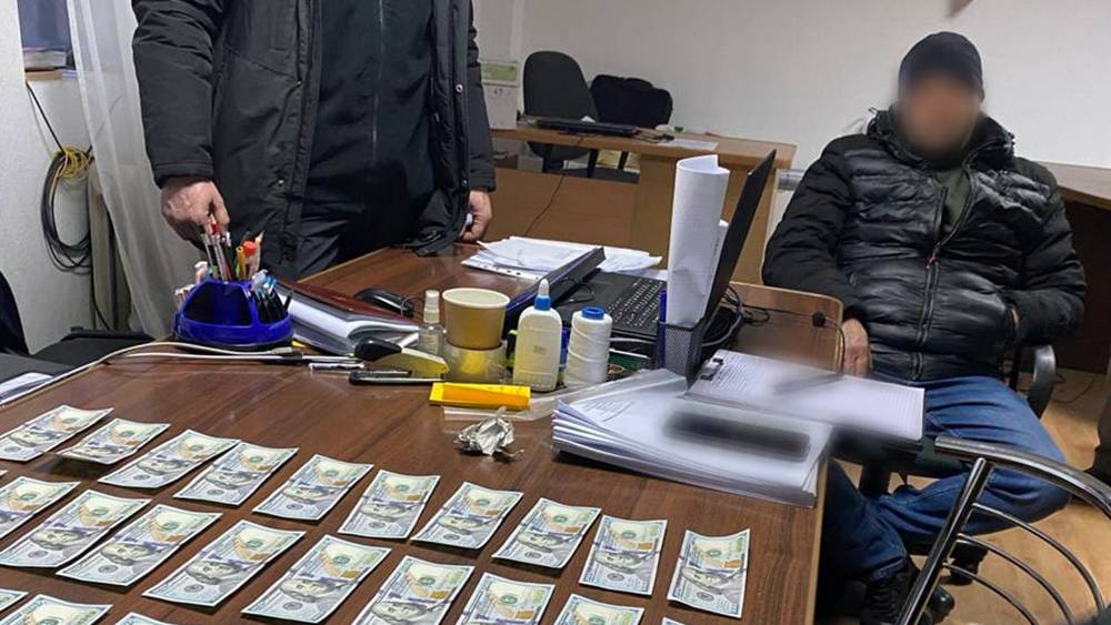 Предприниматель из Покровска, которого разоблачили на хранении и сбыте алкоголя, предлагал старшему следователю $4000 взятки