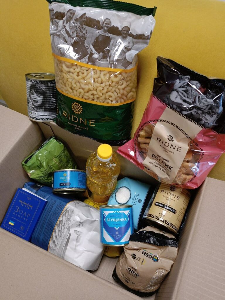 Маріупольці отримали продуктові набори від благодійного фонду Global Empowerment Mission Ukrain (фото)