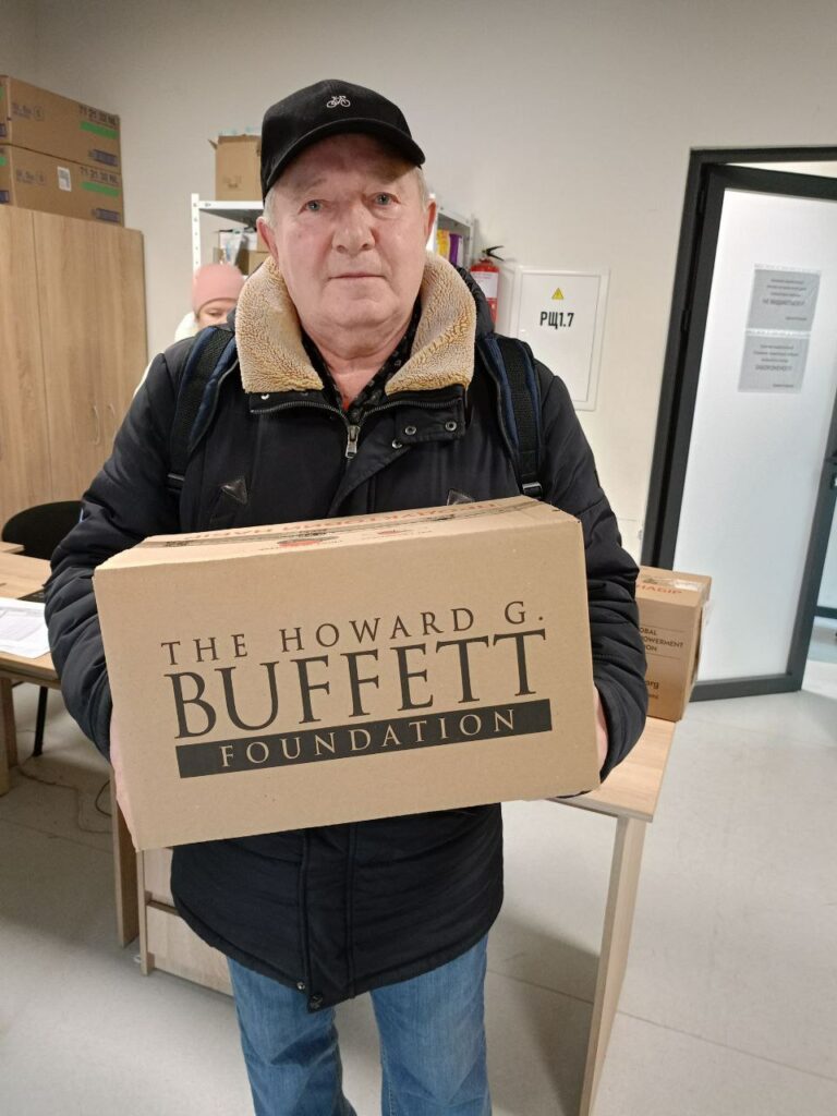 Маріупольці отримали продуктові набори від благодійного фонду Global Empowerment Mission Ukrain (фото)