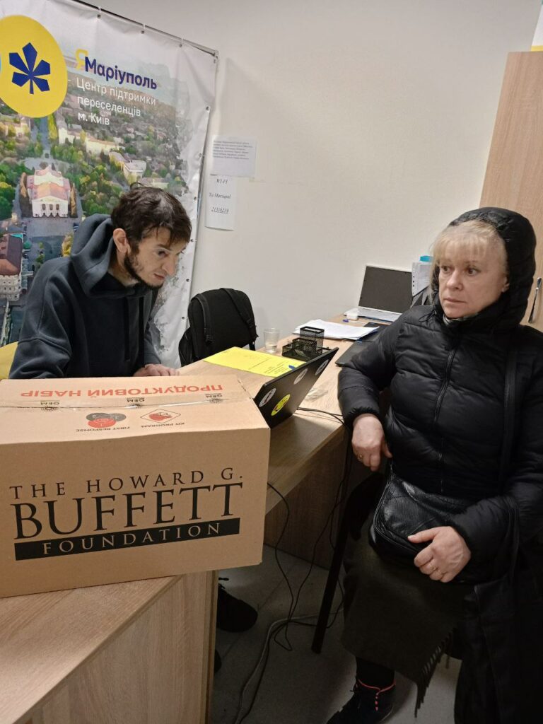 Маріупольці отримали продуктові набори від благодійного фонду Global Empowerment Mission Ukrain (фото)